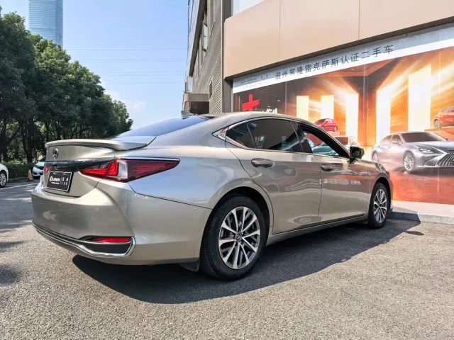 Lexus ES — Фото автомобиля 7