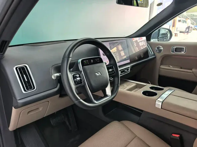 Li Auto L8 — Фото автомобиля 6