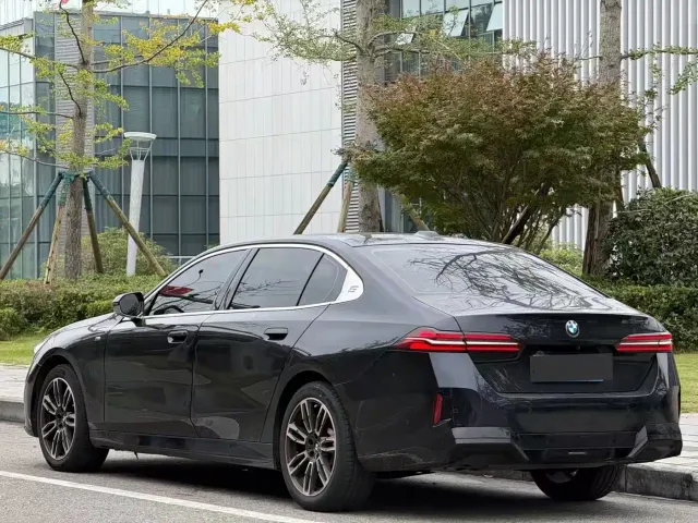 BMW 5 Series — Фото автомобиля 9