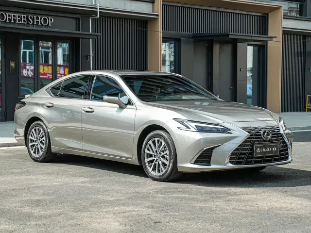 Lexus ES — Фото автомобиля 3
