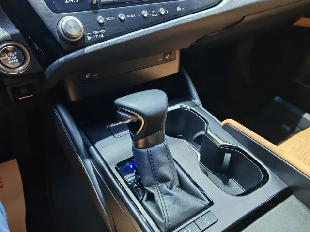 Lexus ES — Фото автомобиля 9