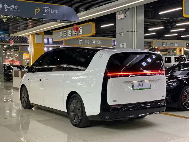 Li Auto MEGA — Фото автомобиля 17