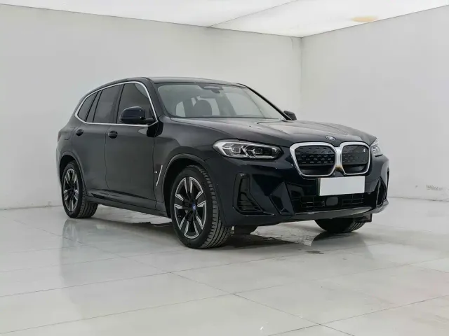 BMW iX3 — Фото автомобиля 3