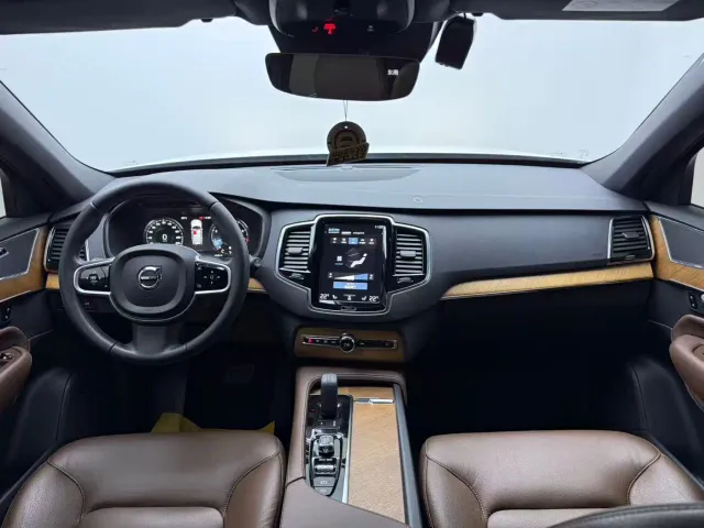 Volvo XC90 — Фото автомобиля 3