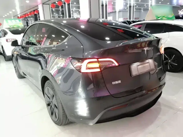 Tesla Model Y — Фото автомобиля 4