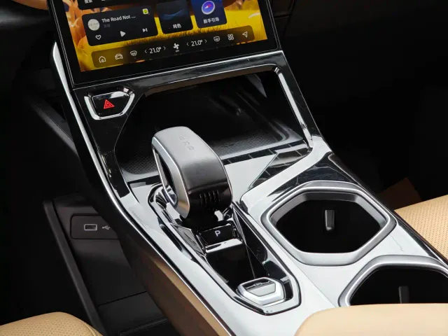 Geely Boyue L — Фото автомобиля 10