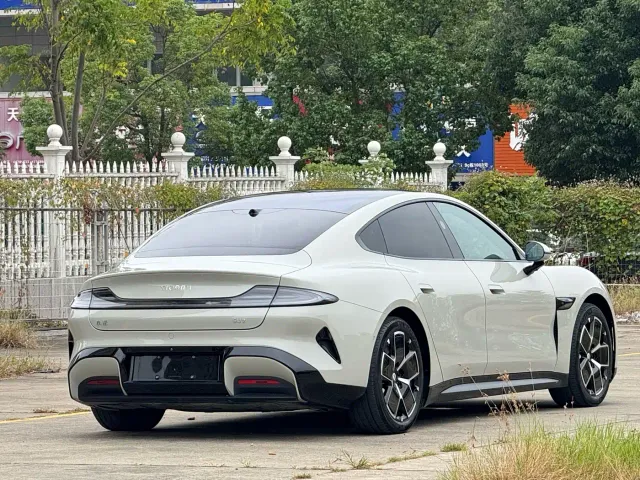 Xiaomi SU7 — Фото автомобиля 16