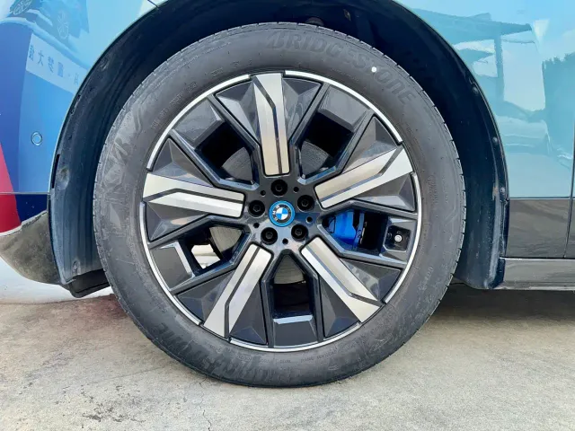 BMW iX — Фото автомобиля 21