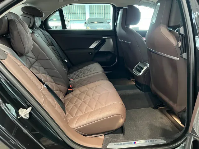 BMW i7 — Фото автомобиля 13