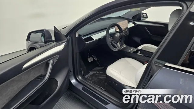 Tesla Model Y — Фото автомобиля 16