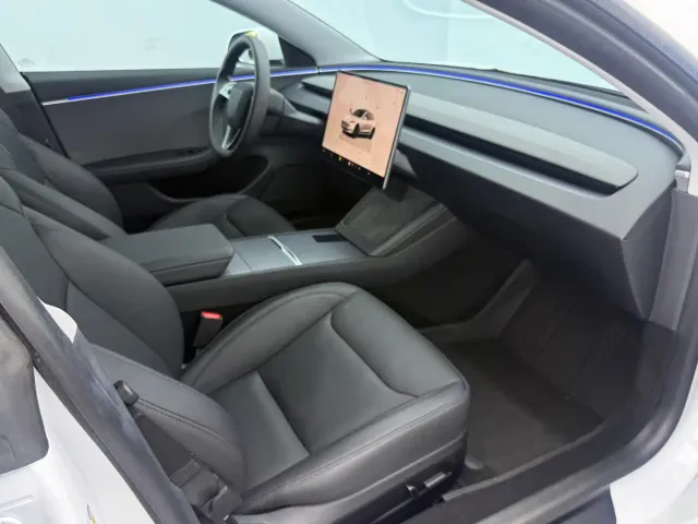 Tesla Model 3 — Фото автомобиля 8