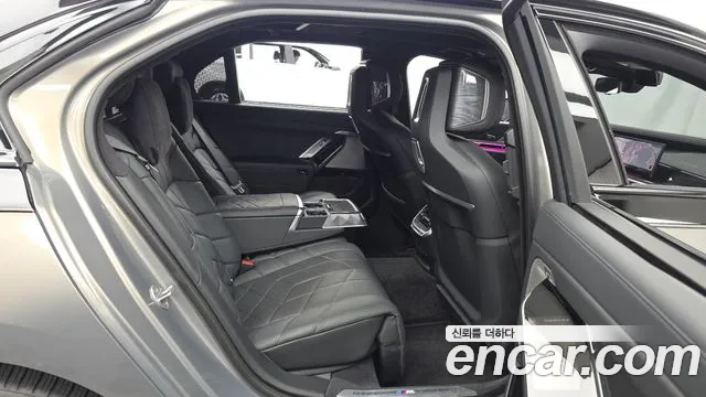 BMW 7-Series 7 серия (G70) 740i sDrive M Sport — Фото автомобиля 12