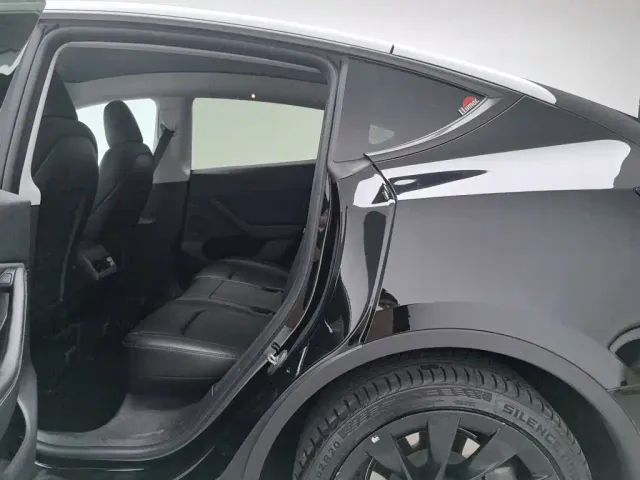 Tesla Model Y — Фото автомобиля 15