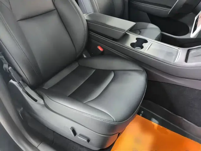 Tesla Model Y — Фото автомобиля 24