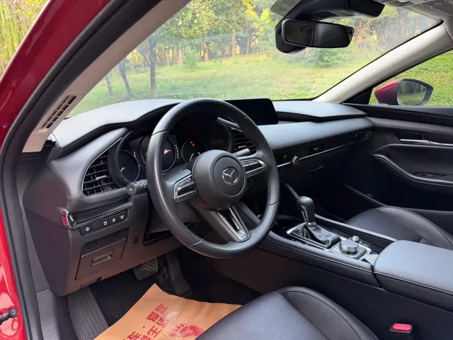 Mazda Axela — Фото автомобиля 9