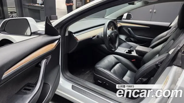 Tesla Model 3 — Фото автомобиля 10
