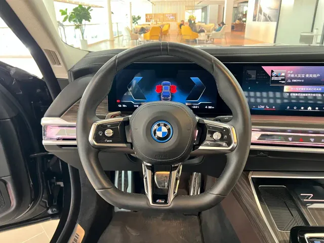 BMW i7 — Фото автомобиля 10