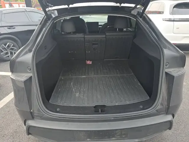 Tesla Model Y — Фото автомобиля 18