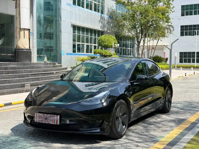 Фотография автомобиля — Tesla Model 3