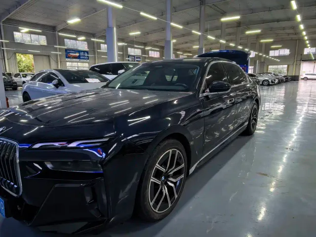 BMW 7 Series — Фото автомобиля 3