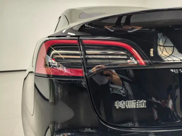 Tesla Model 3 — Фото автомобиля 12