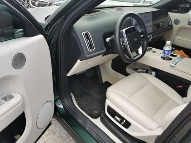 Li Auto L8 — Фото автомобиля 14