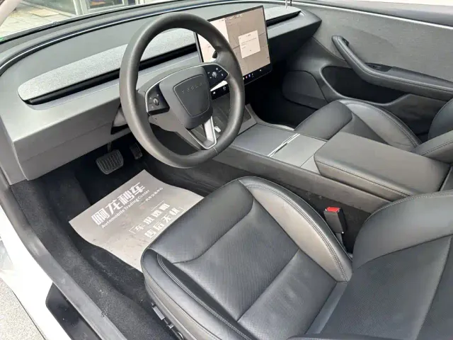 Tesla Model 3 — Фото автомобиля 8