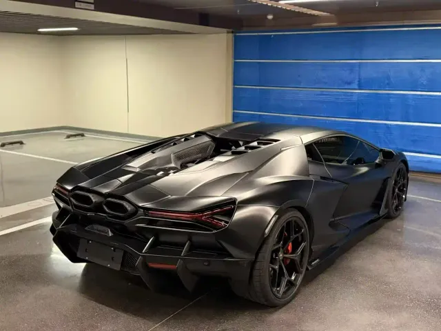 Lamborghini Revuelto — Фото автомобиля 9