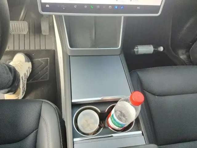 Tesla Model Y — Фото автомобиля 16