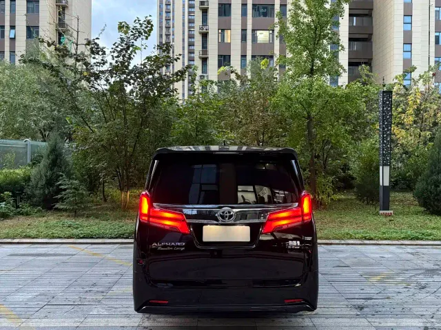 Toyota Alphard — Фото автомобиля 6