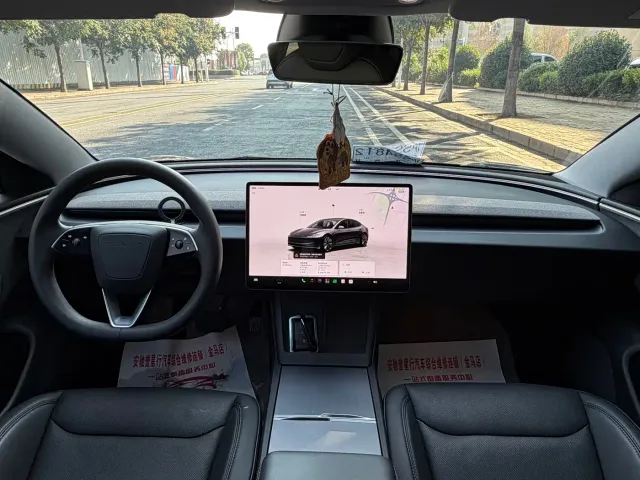 Tesla Model 3 — Фото автомобиля 9