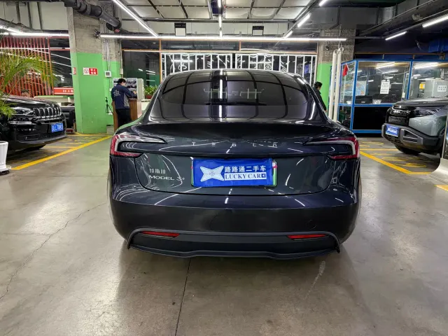 Tesla Model 3 — Фото автомобиля 5