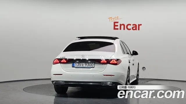Mercedes-Benz E-Class — Фото автомобиля 4