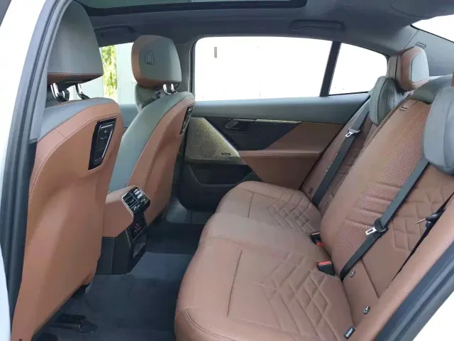 BMW i5 — Фото автомобиля 10