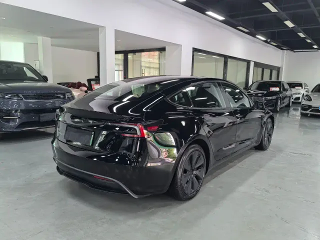 Tesla Model 3 — Фото автомобиля 5