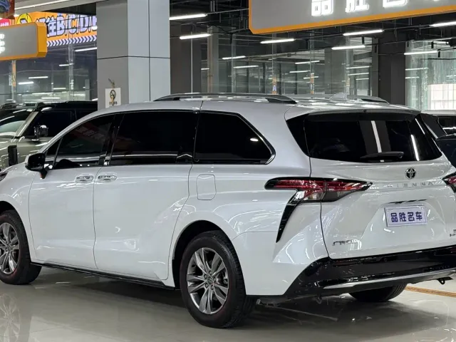 Toyota Sienna — Фото автомобиля 3