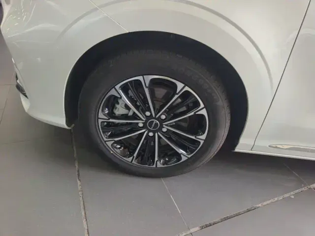 Roewe iMAX8 — Фото автомобиля 22