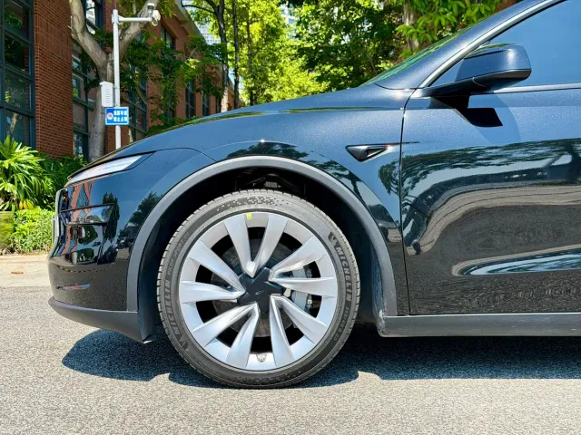 Tesla Model Y — Фото автомобиля 9