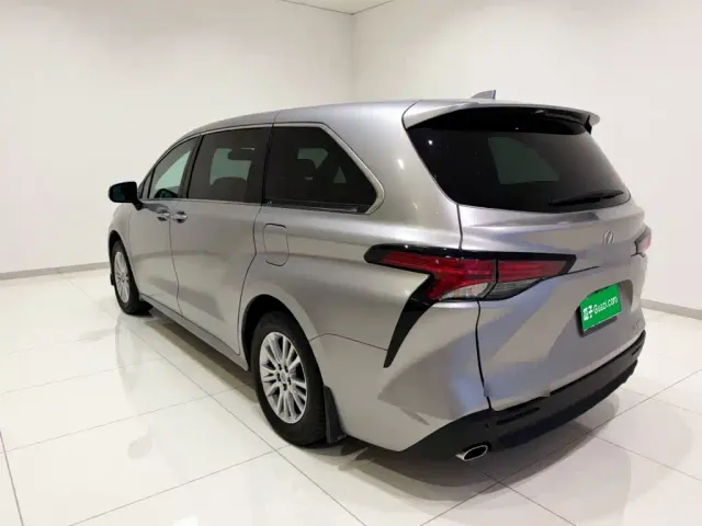 Toyota Sienna — Фото автомобиля 4