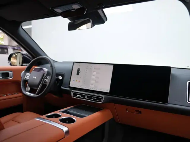 Li Auto L8 — Фото автомобиля 10