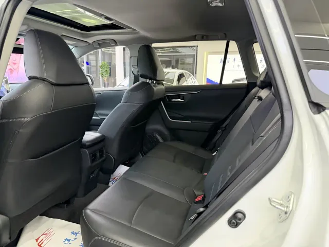 Toyota RAV4 — Фото автомобиля 7
