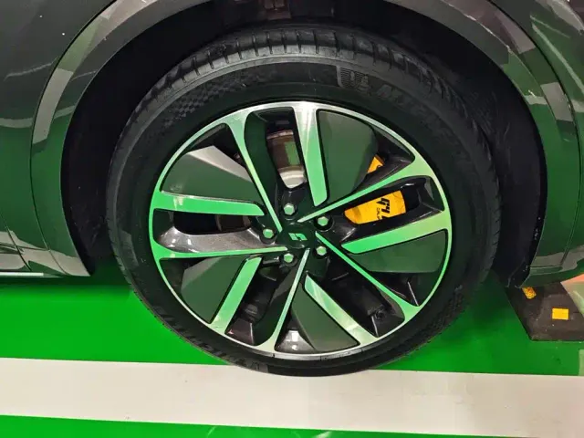 Li Auto L8 — Фото автомобиля 6
