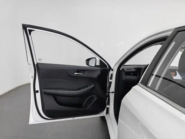 Roewe i5 — Фото автомобиля 8