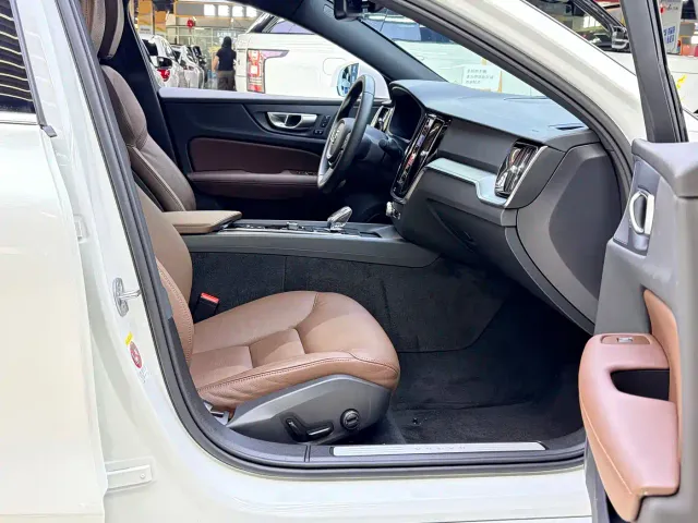 Volvo S60 — Фото автомобиля 2