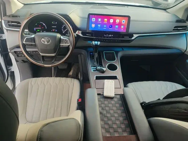 Toyota Sienna — Фото автомобиля 9