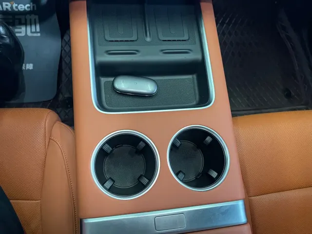 Li Auto L8 — Фото автомобиля 22