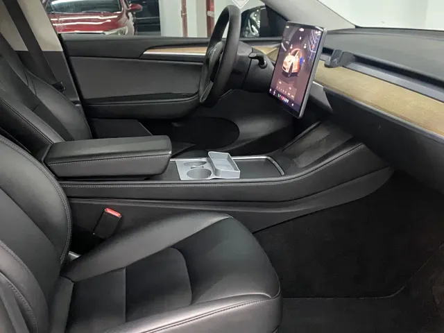 Tesla Model Y — Фото автомобиля 8