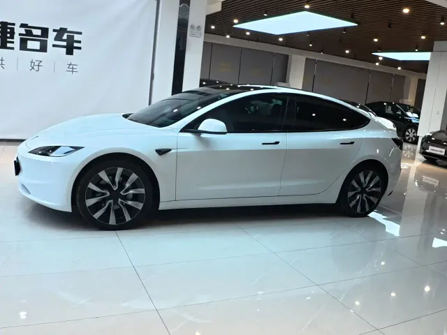 Tesla Model 3 — Фото автомобиля 4