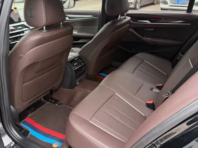 BMW 5 Series — Фото автомобиля 10