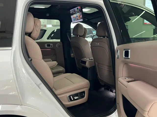 Li Auto L8 — Фото автомобиля 11